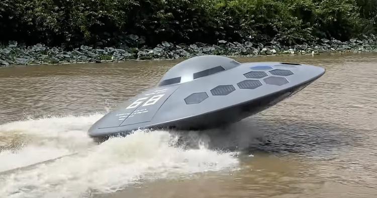 YouTuber crea un barco a reacción ...