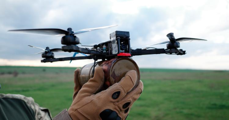 Un dron FPV ucraniano voló a ...