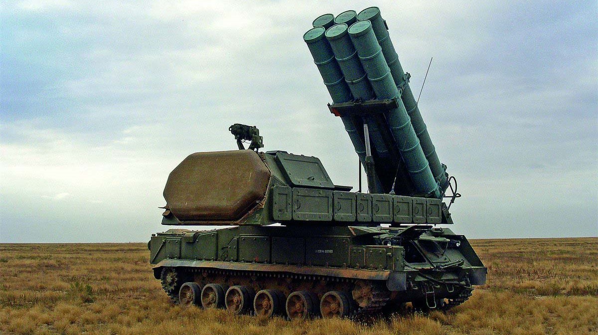 Un dron ucraniano FPV alcanzó el lanzador de un moderno sistema ruso de misiles tierra-aire Buk-M3 Un dron ucraniano FPV alcanzó el lanzador de un moderno sistema ruso de misiles tierra-aire Buk-M3
